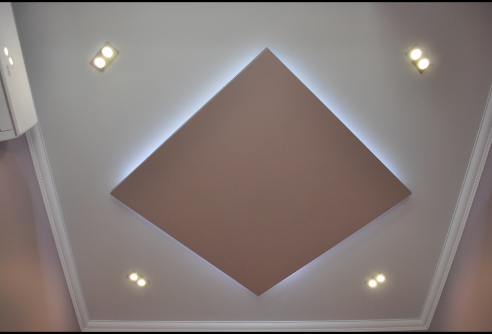 Изготовлен многоуровневый потолок сложной формы в сочетании с натяжным полотном и светодиодной подсветкой.