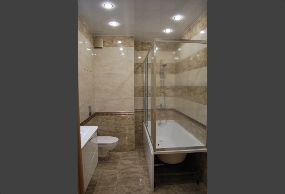 В ванной комнате выполнена отделана керамической плиткой и керамогранитом испанской компании Baldocer.